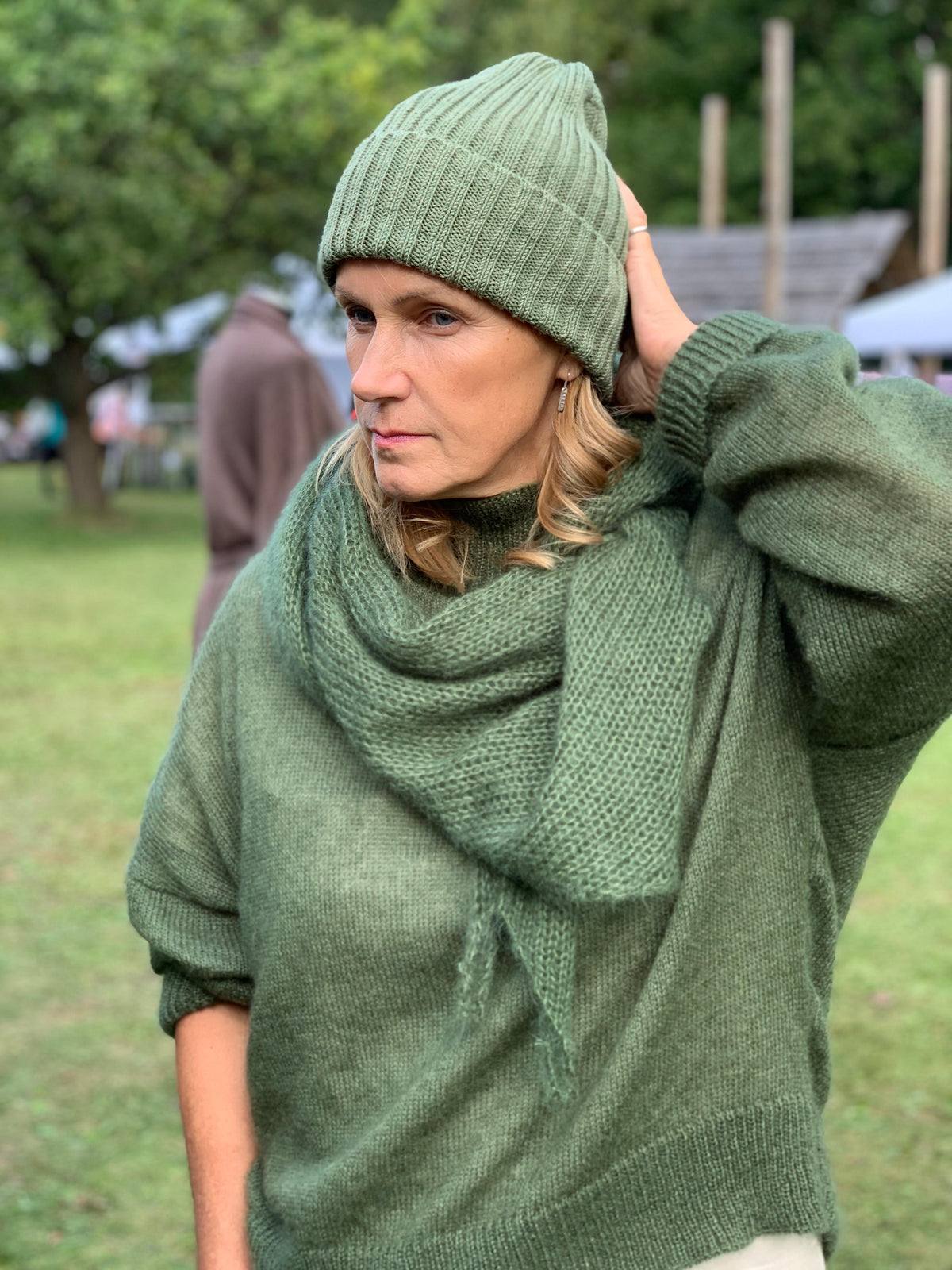 Women’s green extra-fine merino wool beanie with matching knit triangle scarf