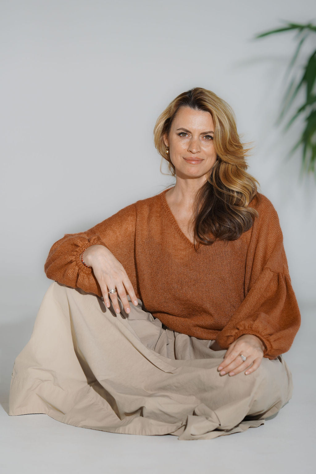 Women’s knitted V-neck sweater in kid mohair and silk with a relaxed silhouette