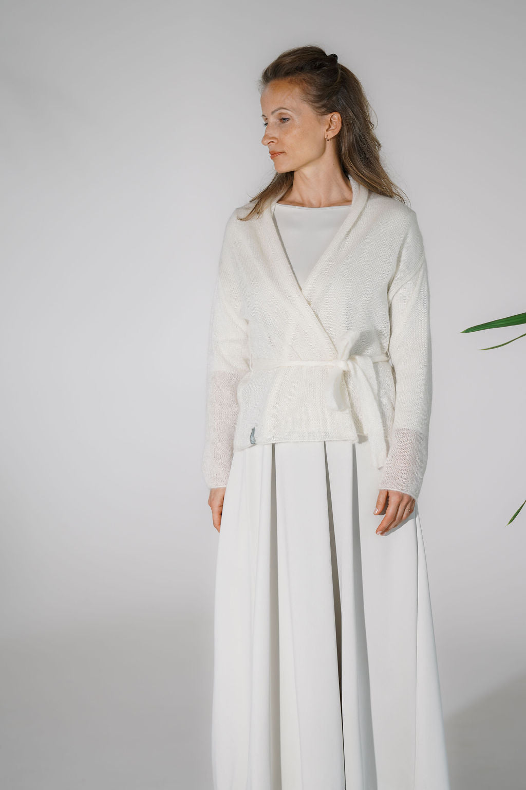 Women's knitted short wrap cardigan with long sleeves