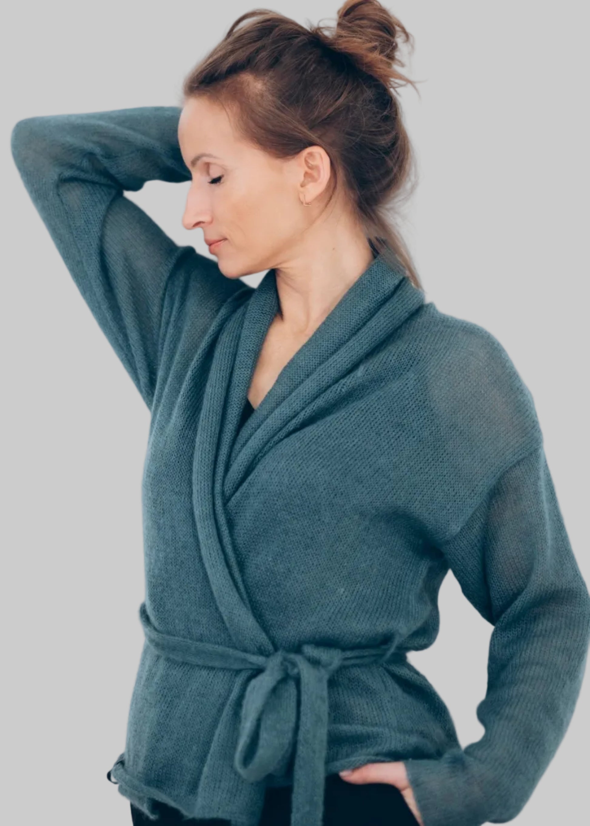 Women's knitted short cardigan with belt