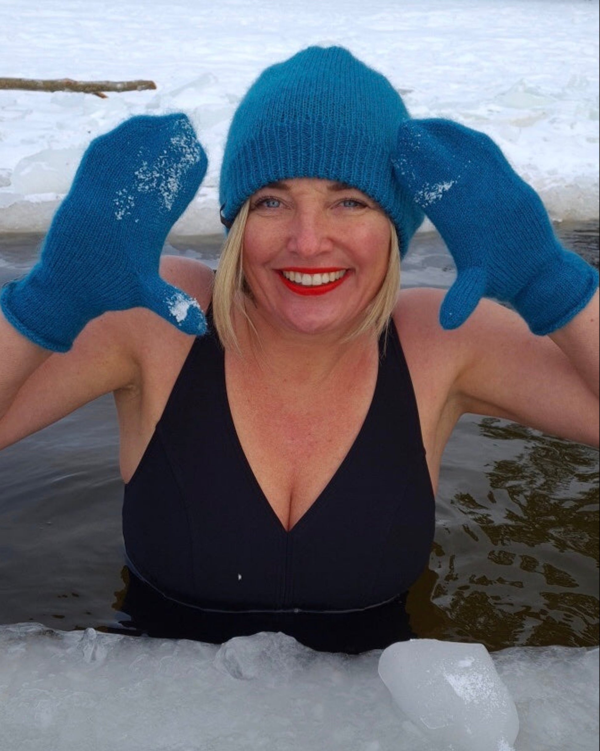 Breathable winter knitwear accessory with ribbed edge