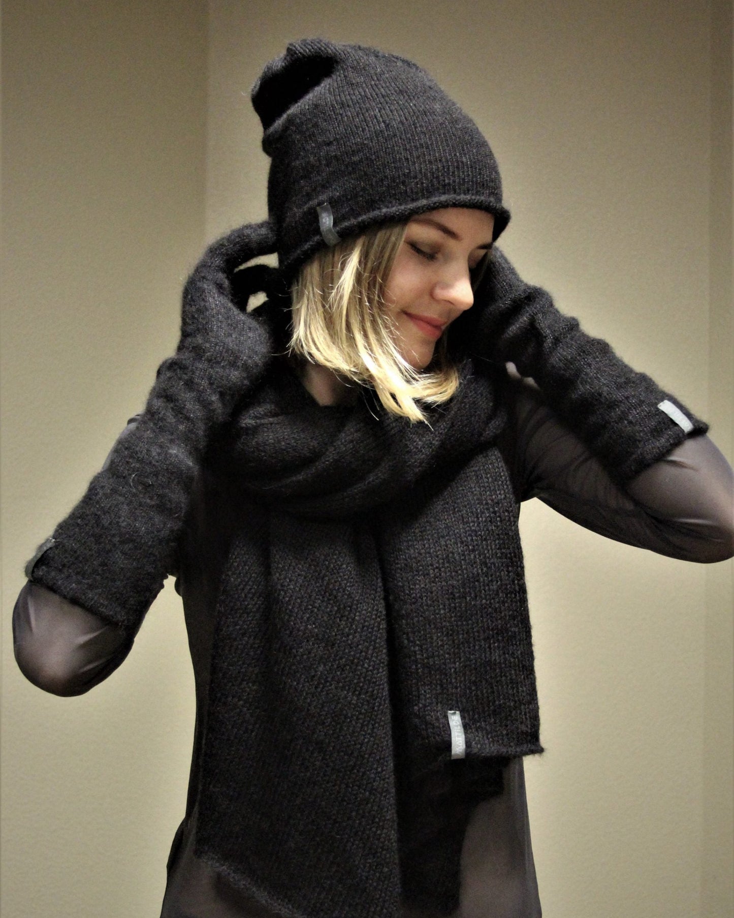 Lightweight breathable knit gloves in kid mohair & silk