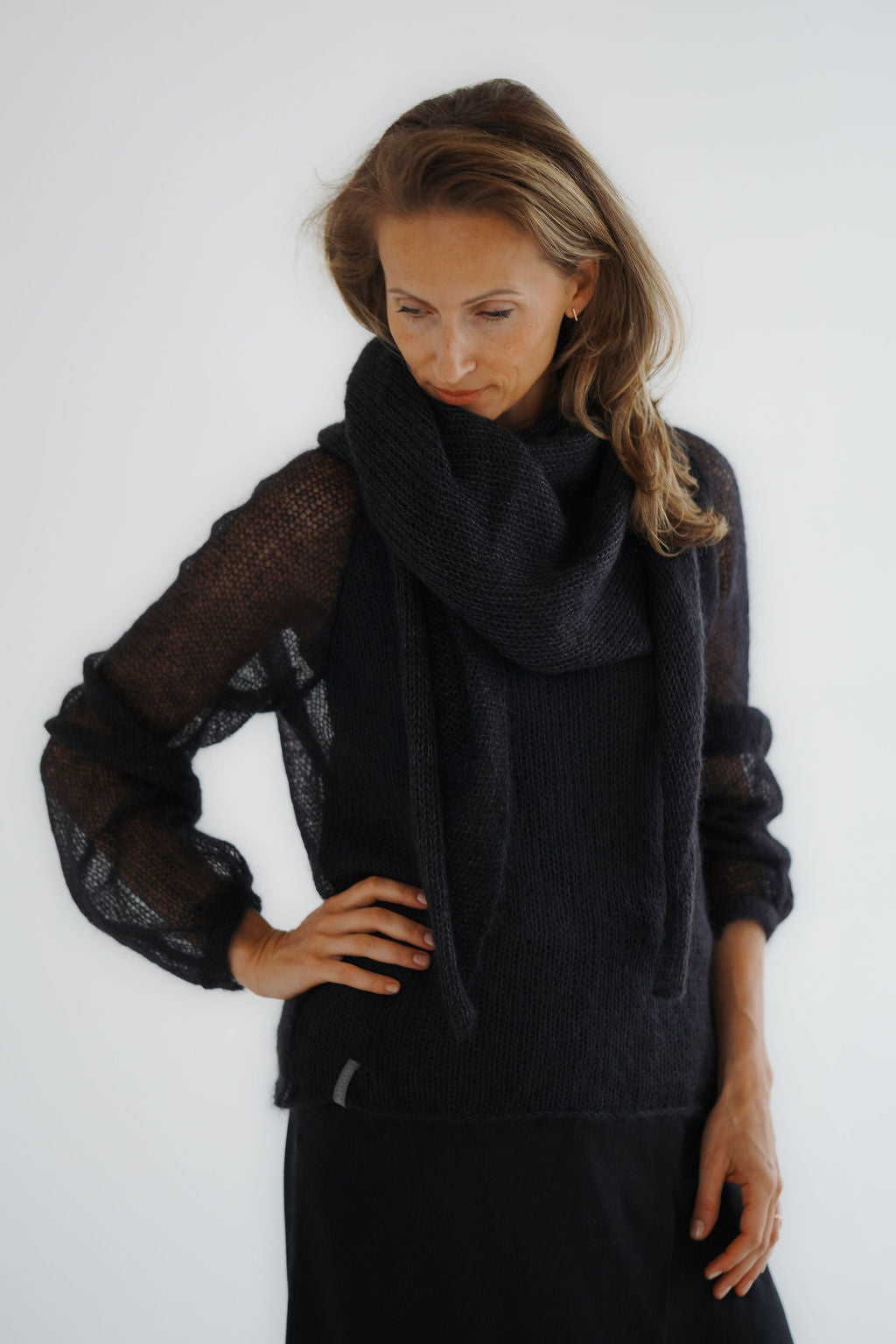 Black women’s triangle scarf in kid mohair and silk